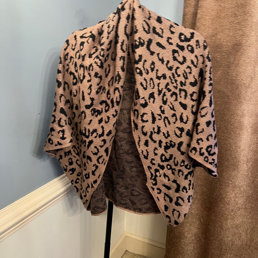 Do Everything in Love Animal Print Cape‎ sweater one size